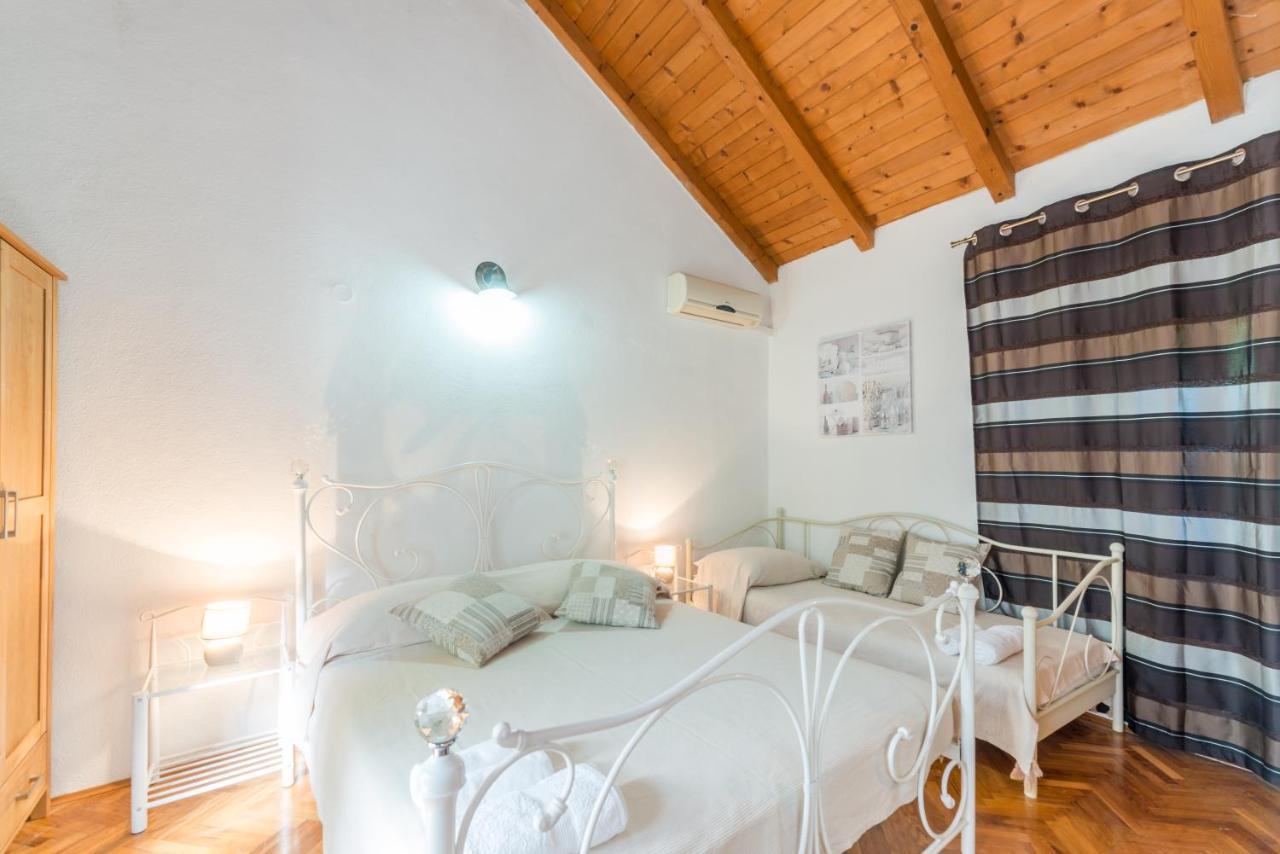 Apartmani Bugenvilija Brbinj Esterno foto