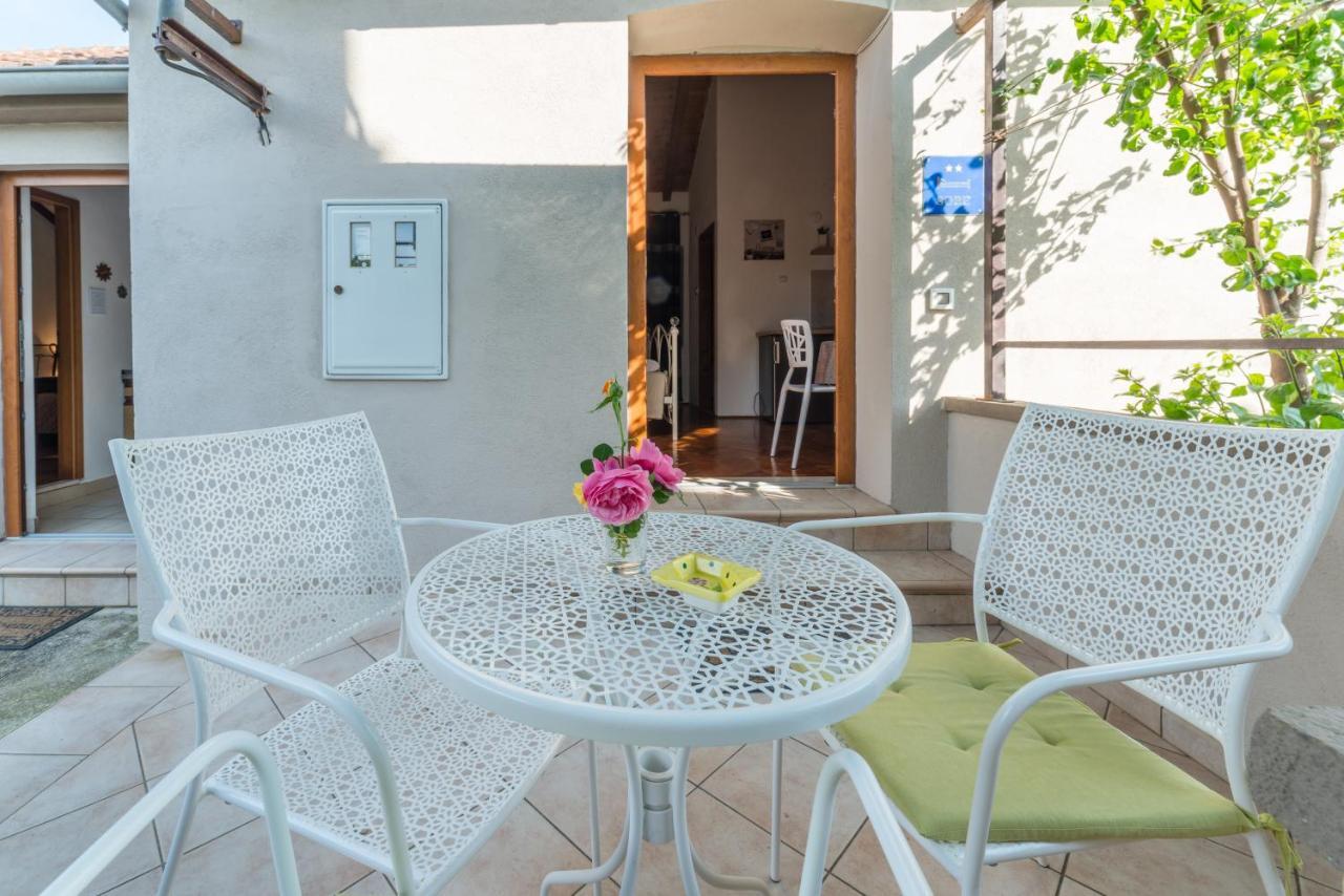 Apartmani Bugenvilija Brbinj Esterno foto