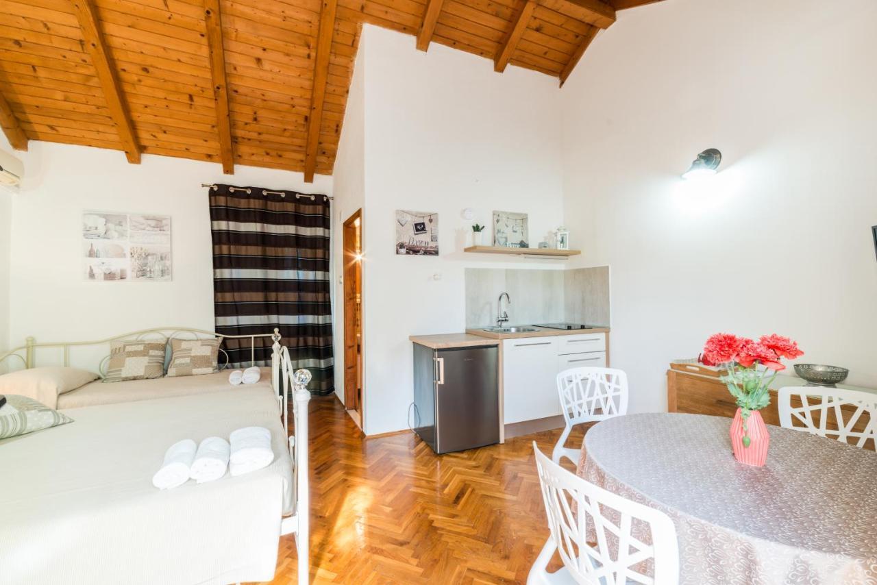 Apartmani Bugenvilija Brbinj Esterno foto