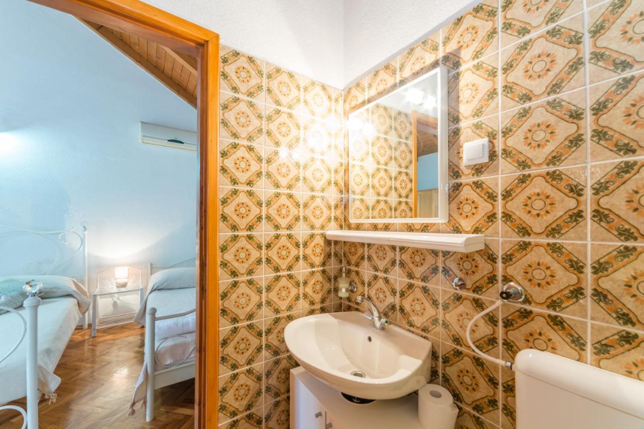 Apartmani Bugenvilija Brbinj Esterno foto