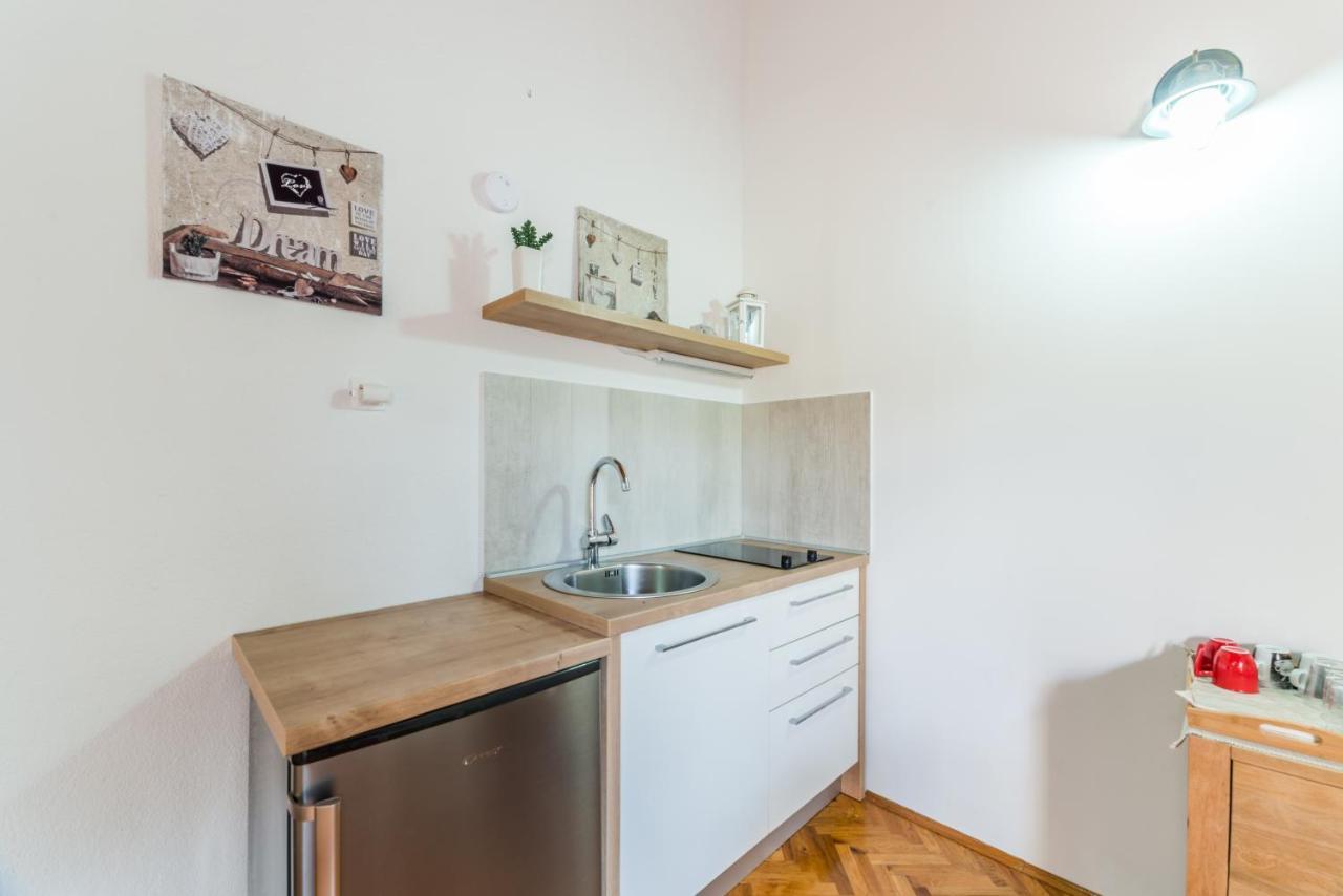 Apartmani Bugenvilija Brbinj Esterno foto
