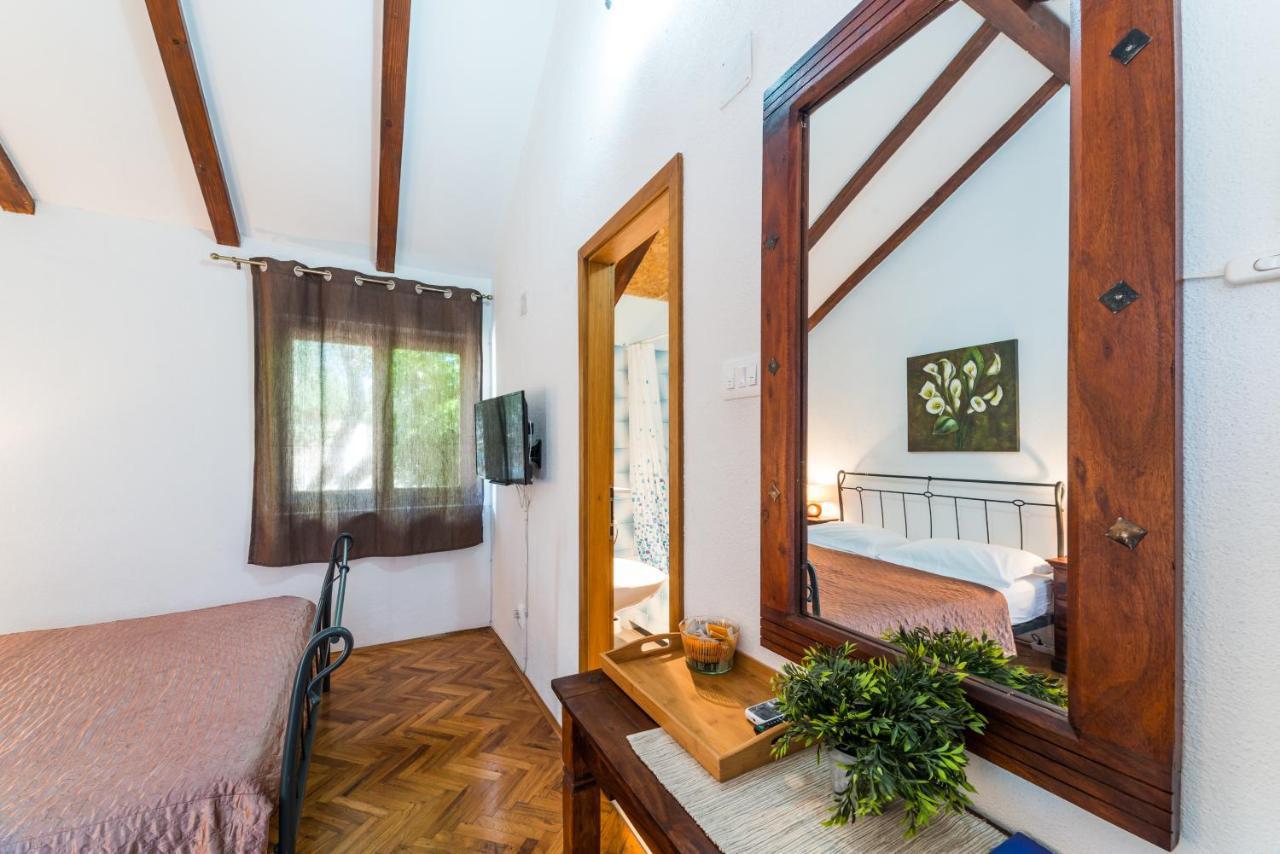 Apartmani Bugenvilija Brbinj Esterno foto